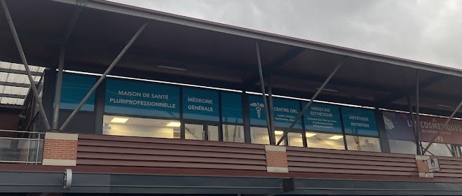 Façade de la Maison de santé pluriprofessionnelle, 2 rue Ernest Renan à Toulouse : le cabinet du Dr Anderes est à l’étage (enseignes Centre ORL et Médecine esthétique)