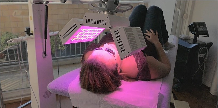 Séance de photobiomodulation LED sur le visage au cabinet du Dr Anderes à Toulouse